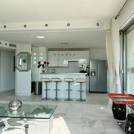 Cannes Croisette Sea & Sky Apartment